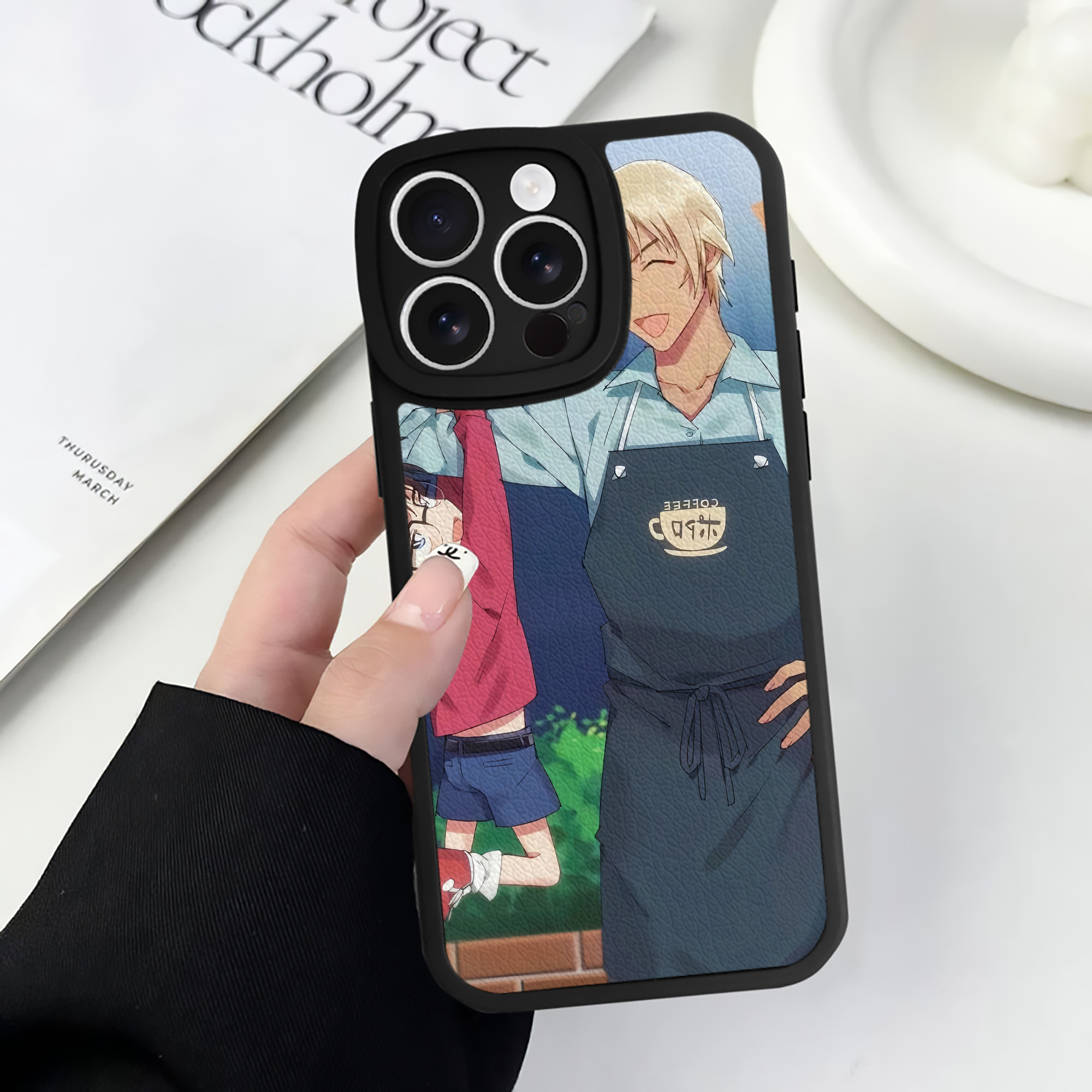 （画像用） 名探偵コナン Detective Conan 【iPhone 16シリーズ対応】シリコンスマホケース（レザー調） 材質：シリコン